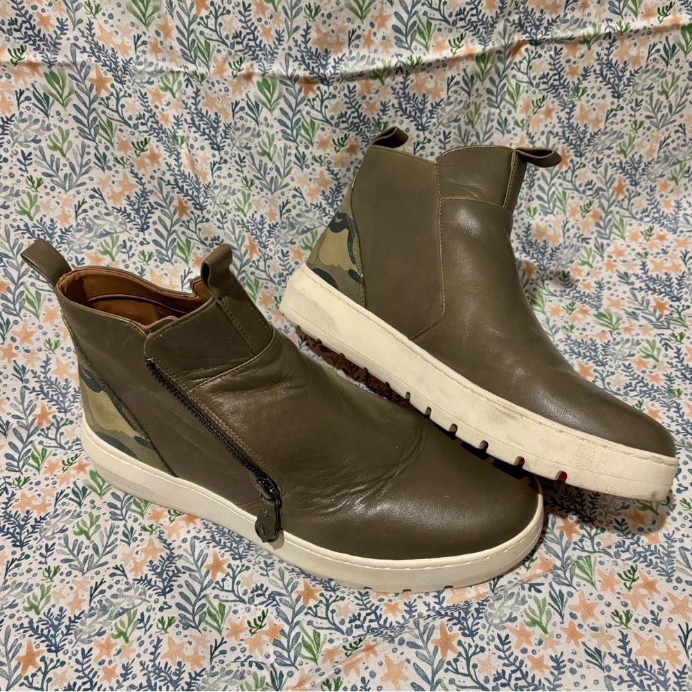 Vionic women’s boots size 9